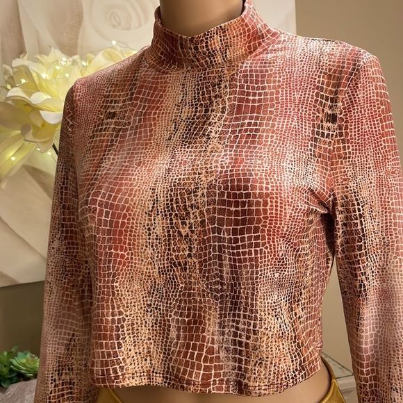 🦋Forever 21 crop top long sleeves.  Size large.  EUC - Picture 4 of 7